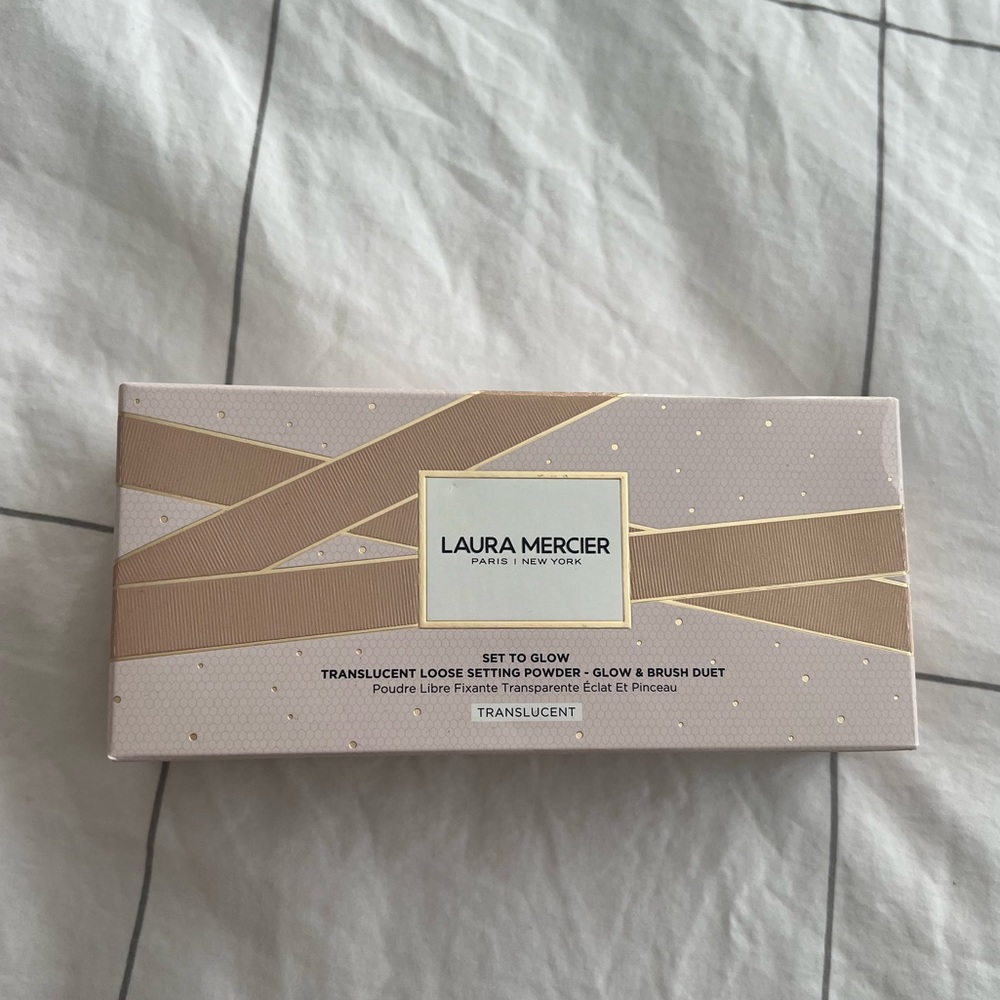 LAURA MERCIER SET TO GLOW TRANSLUCENT SETTING POWDER AND BRUSH SET